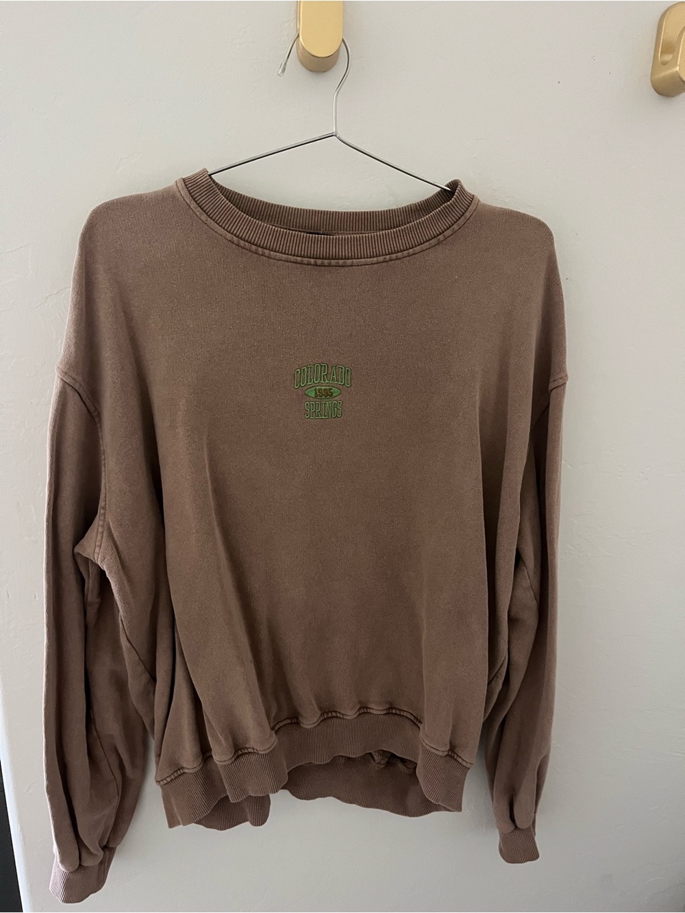 Vintage Urban Outfitters Brown Crewneck Sweatshirt with Green Embroidery